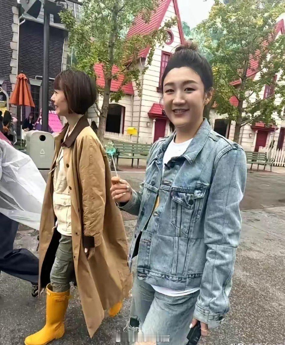 看到陈梦这张照片，还是有点绷不住笑了，这不会是自己化的妆吧[捂脸哭]​​​