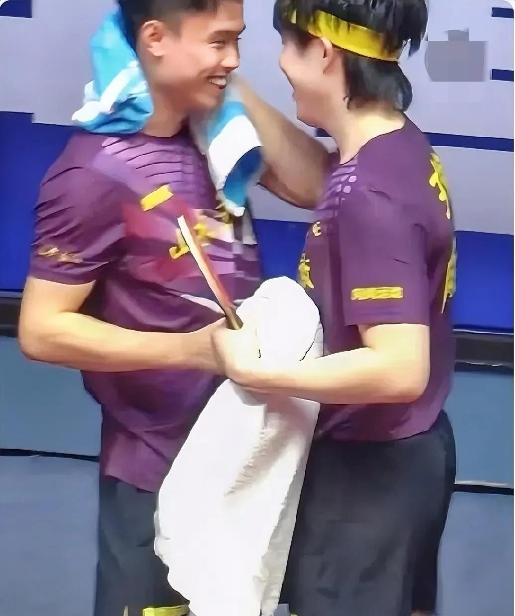 大头：我给你挣到上场机会了！七号：谢谢，我也去给黄油挣！大头：咱俩第一盘还是