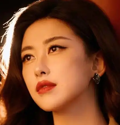 近期演员朱珠事业全面开花她与钟汉良领衔主演的都市剧《蜜语纪》正式播出，剧中饰演
