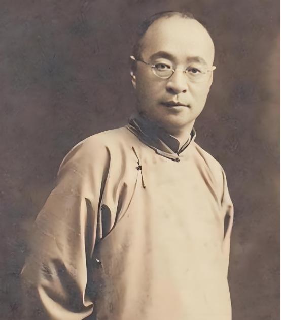 1923年，张宗昌小妾生病，请来名医施今墨。施今墨刚要写药方，却突然停下。张宗昌