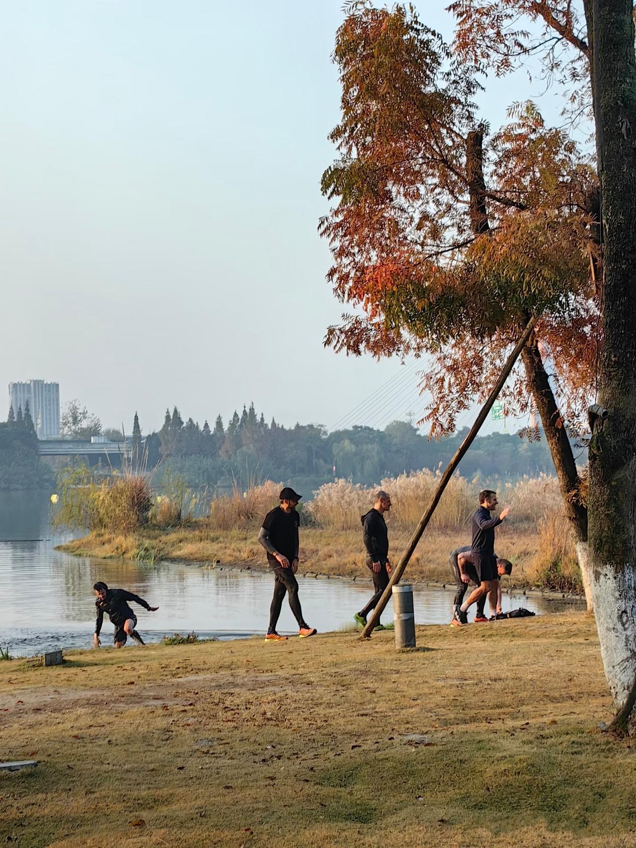 12月5日，马克龙在成都晨跑！大家都知道昨天的时候，马克龙已经抵达成都了，没想