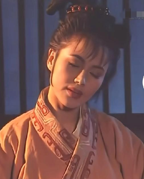 吕雉一巴掌打在自己妹妹吕须脸上，吕须捂着自己的脸，委屈的说:“就是不嫁樊哙。”