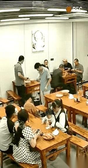 “哗啦”一声，那碗滚烫的牛肉面，汤汁裹着油星，直接从桌子这头飞到了那头。目标不