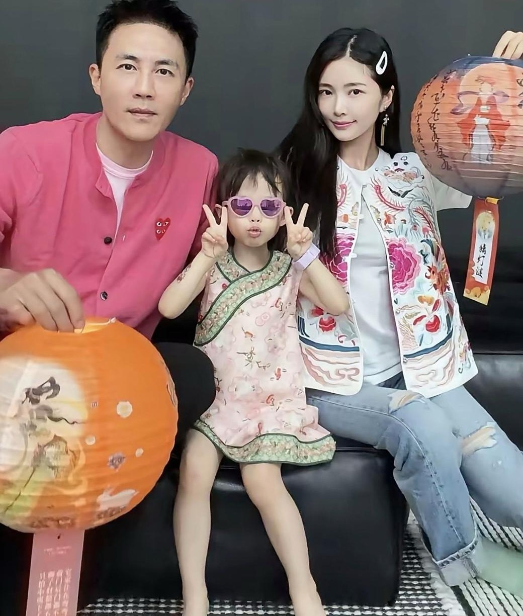 杜淳一家3口过中秋，王灿提着灯笼节日氛围好浓，4岁女儿首次露侧脸，眼睛和爸爸一模