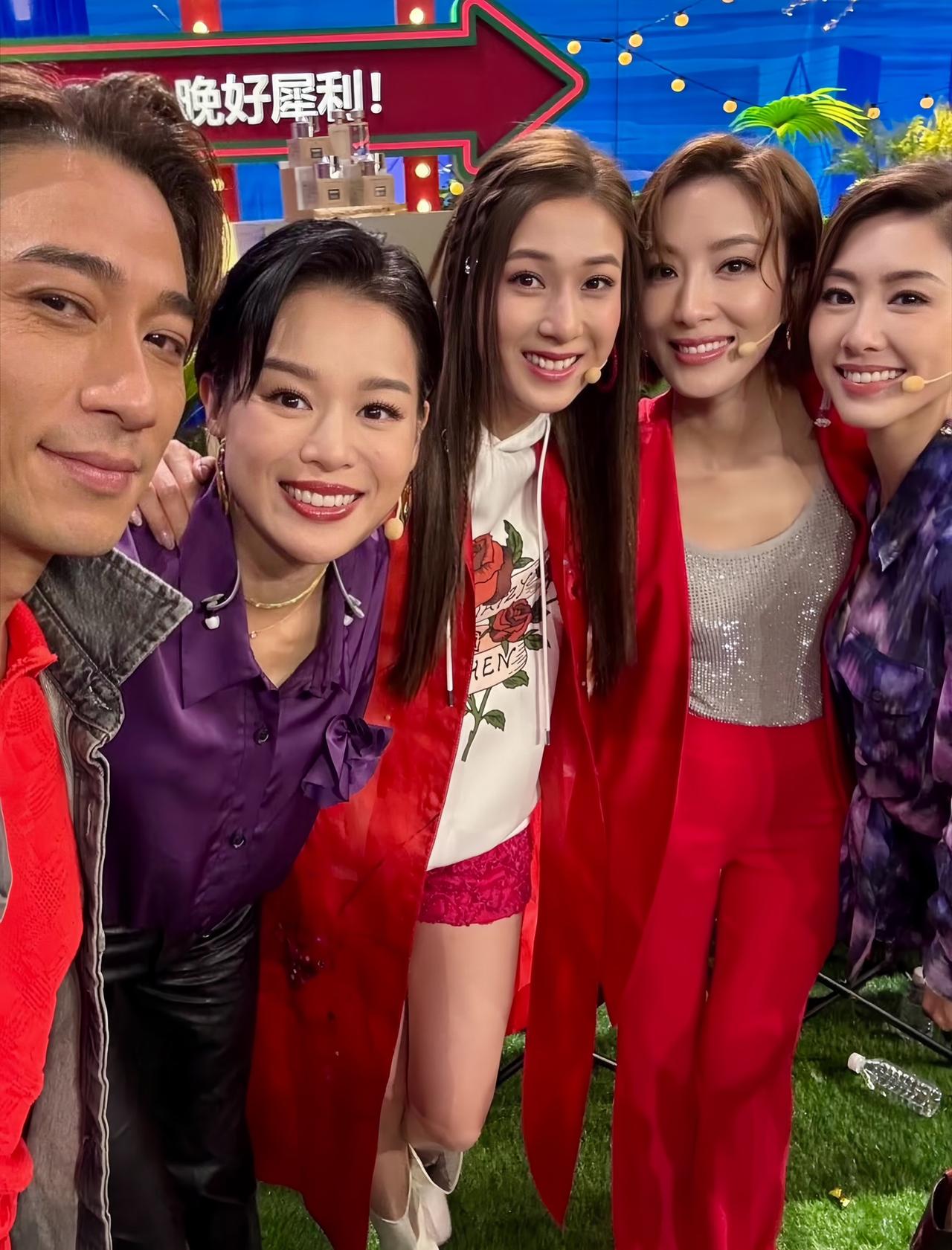 这张合影回忆满满，曾经港剧里面的俊男靓女，四位大美女保养的真好啊。吴卓羲的皮