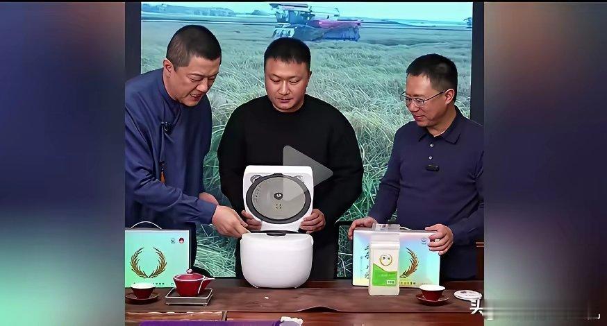 这是刻在骨子里的教养，不是矫揉造作的刻意表演。李亚鹏确实值得尊敬。昨天在几十万人