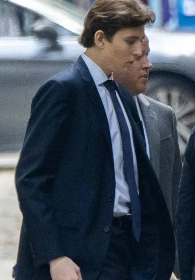 从“1000万美元悬赏性命”被公开摆上电视的那一刻起，巴伦·特朗普原本还能维持的