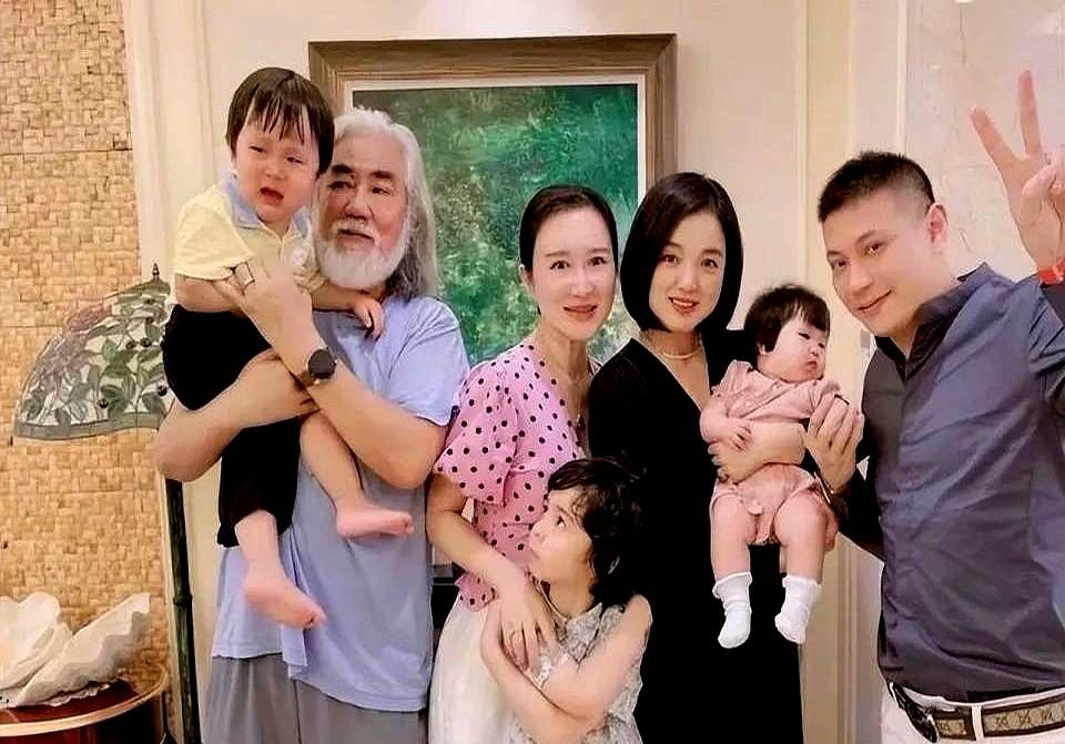 张纪中一家五口同框照曝光！眼尖的网友发现大女儿张语芯和继母杜星霖的年龄差太有