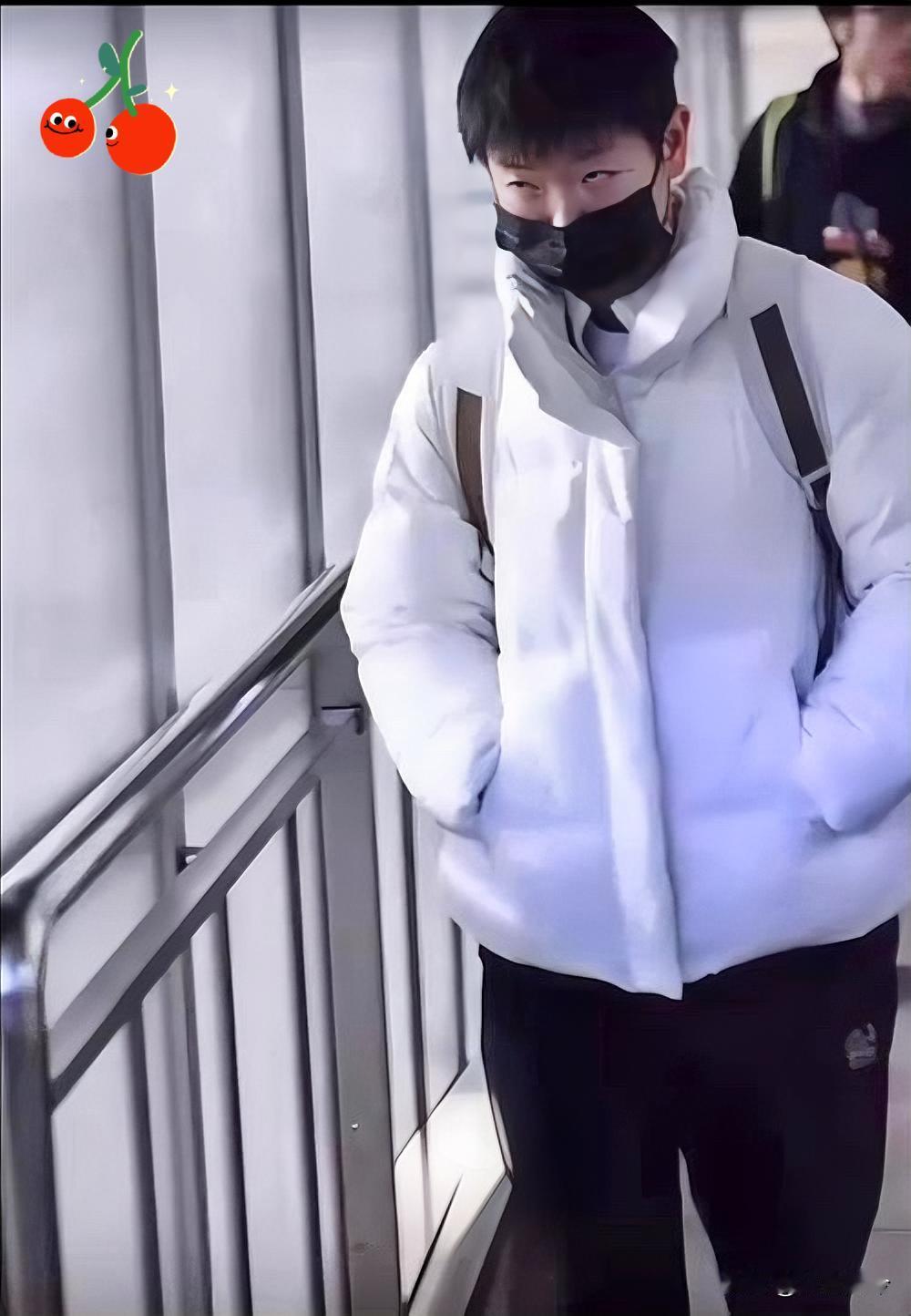 🥲看哭了，莎莎这孩子真是懂事得让人心疼，哪怕受了伤第一反应还是顾着爸妈的