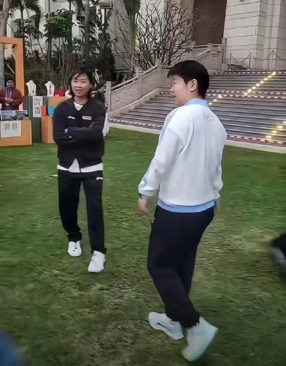 孙颖莎今晚走路前往亚洲杯酒店户外欢迎晚宴。晚上的海口风挺大，吹乱了队友头发，不过