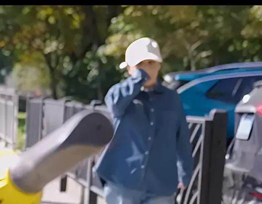 这个黑人小哥破防了！一个在上海旅游的黑人小哥迎面遇到一个中年大妈，大妈把脸整个