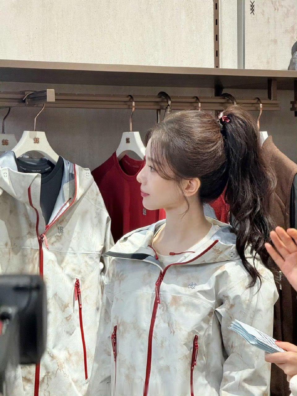 刘诗诗可隆品牌活动直拍，高马尾活力元气满满！！