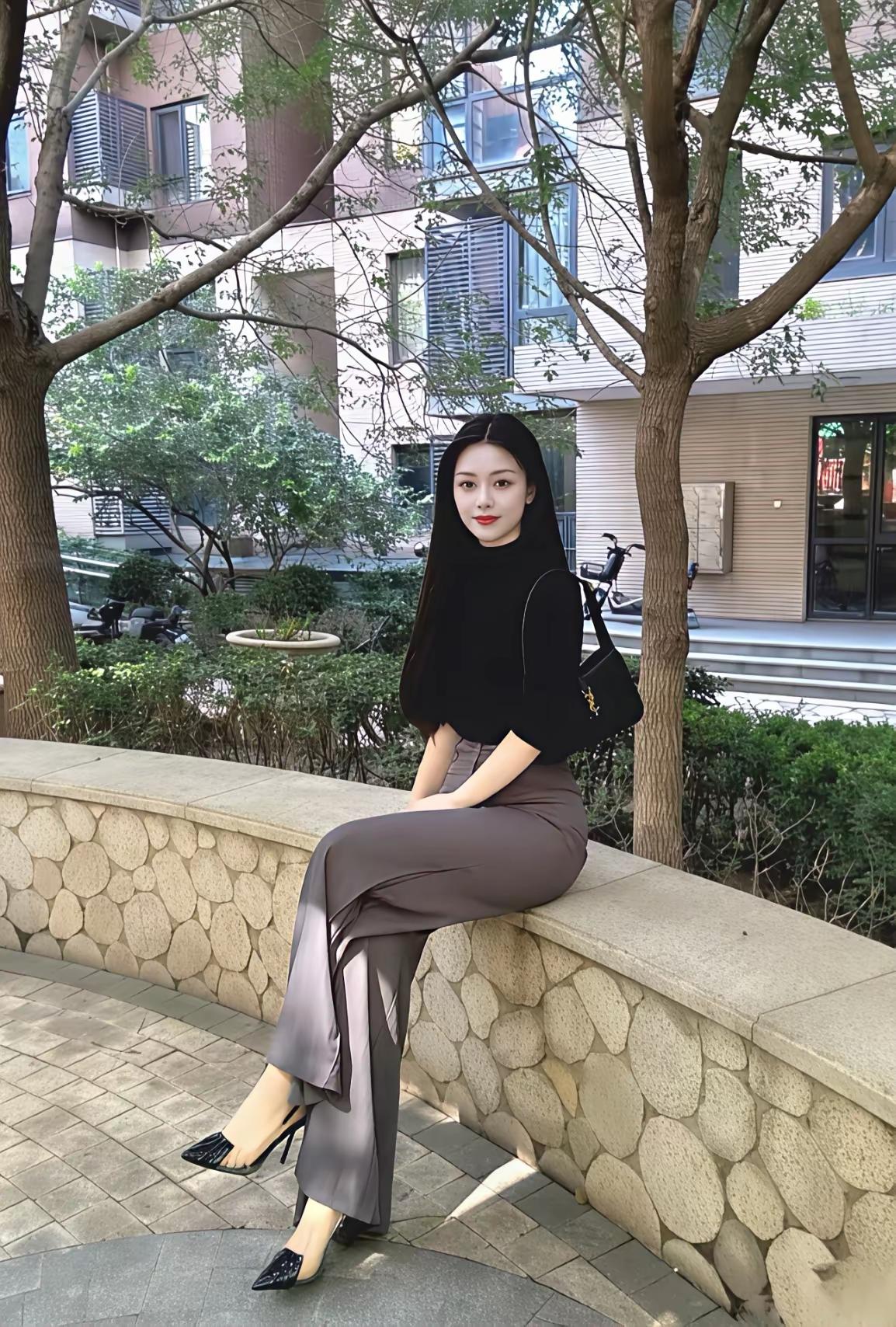 都市雅致风，黑衣黑裤黑高跟鞋，时尚都市女性。