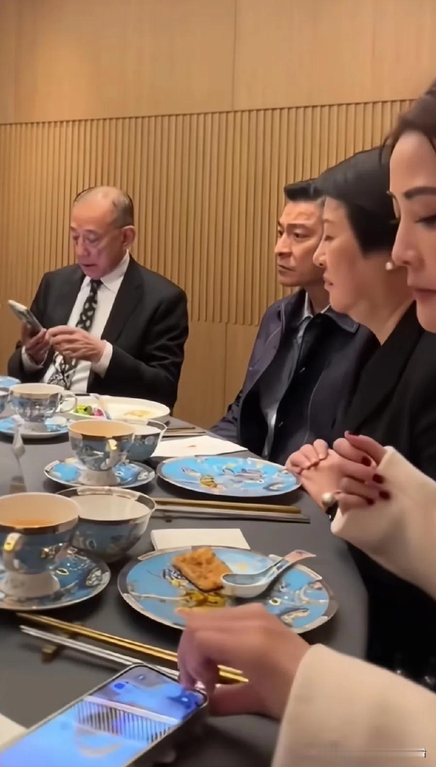 刘德华的人缘真的好。最近，香港英皇集团老总杨受成和妻子陆小曼在自己家开的酒店里吃