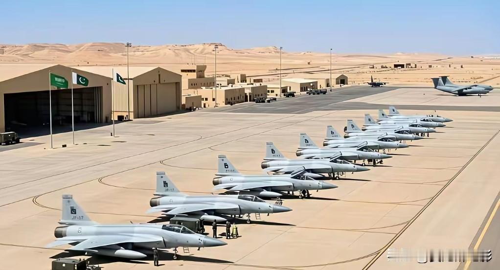 驻扎在沙特空军基地的巴基斯坦战机群。巴基斯坦把自己的枭龙战机，飞到沙特阿拉伯