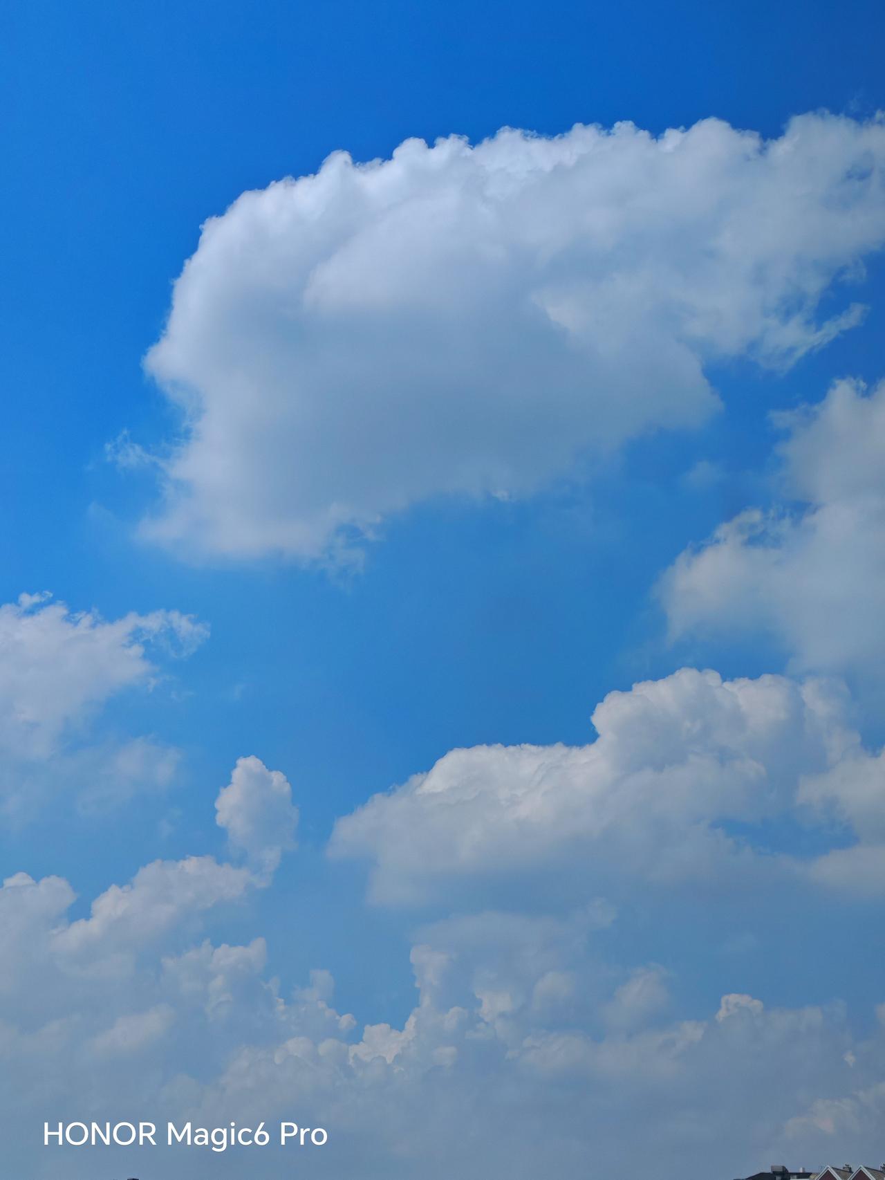 天空湛蓝，白云飘过。北京通州天空之城打卡。