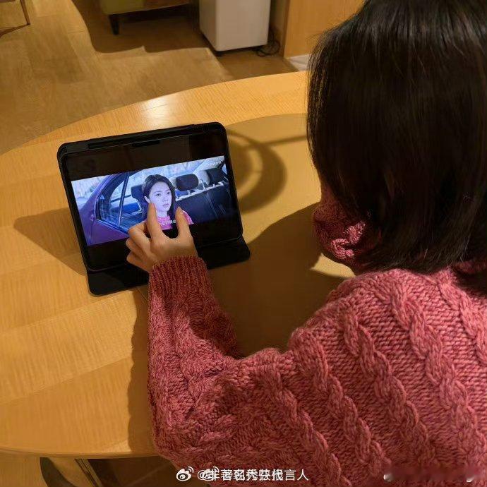 赵今麦穿着西瓜色毛衣吃西瓜漂亮啊，这个颜色都能驾驭