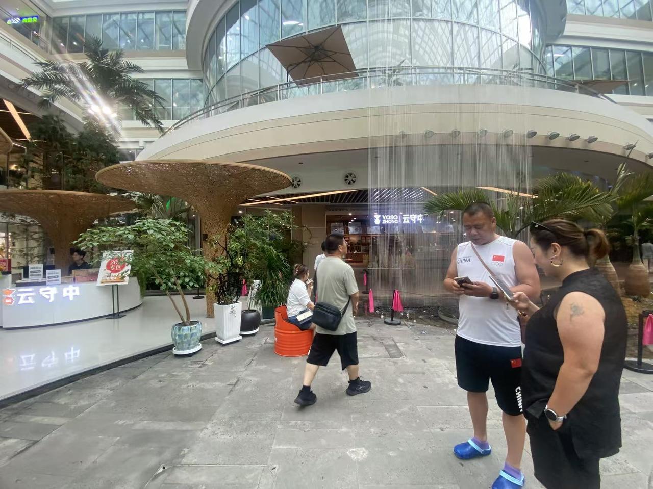 我在年轻时，那时还没有对象。我很自卑，认为自己不可能找到媳妇。因为生来丑陋，身材