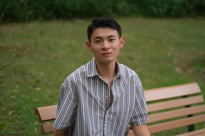 11月28日，有网友分享偶遇张智霖和吴卓羲拍戏的动态。视频里，54岁的张智霖一身