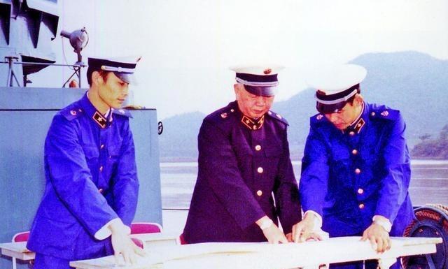 1990年4月，刘华清、秦基伟视察沈阳军区。新时代新征程，我们军队一定要加快步伐