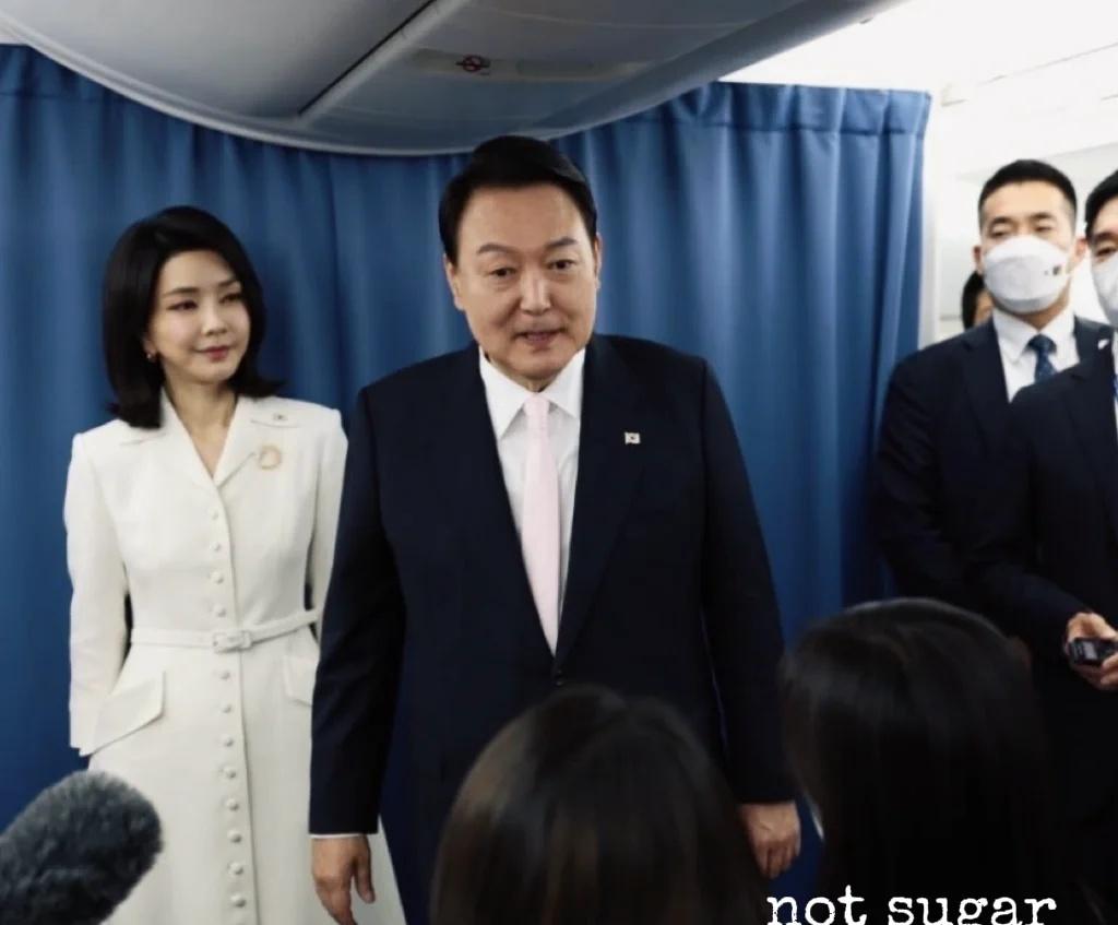 尹锡悦金建希第一次出访第一次参加北约峰会的夫妻两，猫猫在害羞可爱和霸气侧漏中来