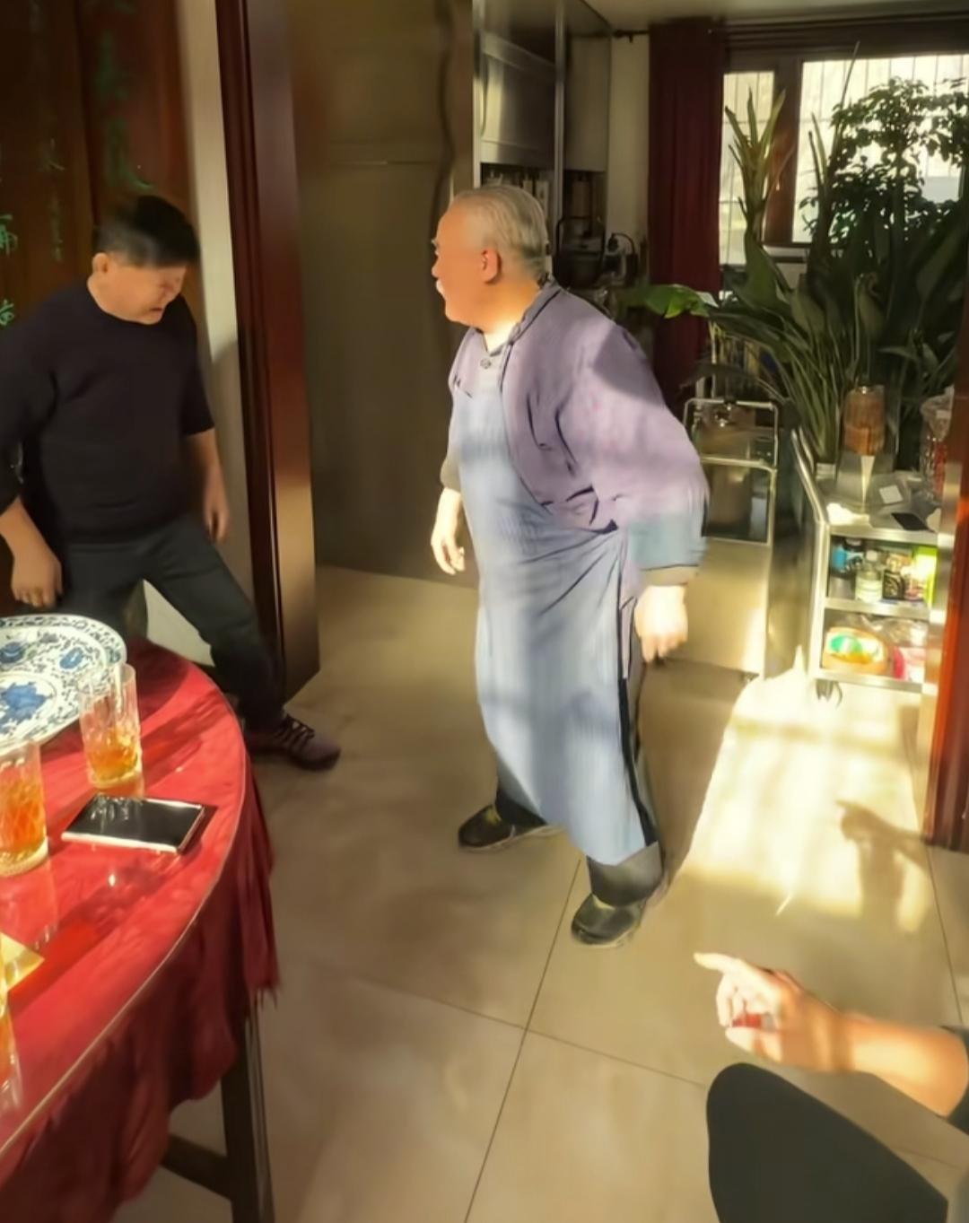 71岁老戏骨罕见露面，李嘉存头发花白，状态年轻，家中装修雅致温馨。12月17日