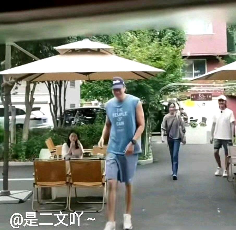 何润东啥也没干，就躺着碾压了整个内娱。最近张凌赫新剧将军造型被吐槽，网友们转