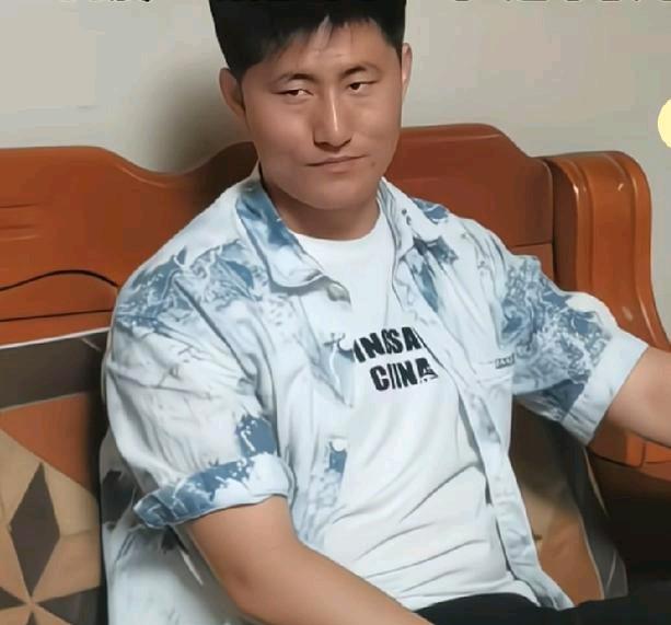 女子称相亲对象，第一次来家里吃饭，喝了酒后就这么看人，感觉很吓人，网友说，听姐