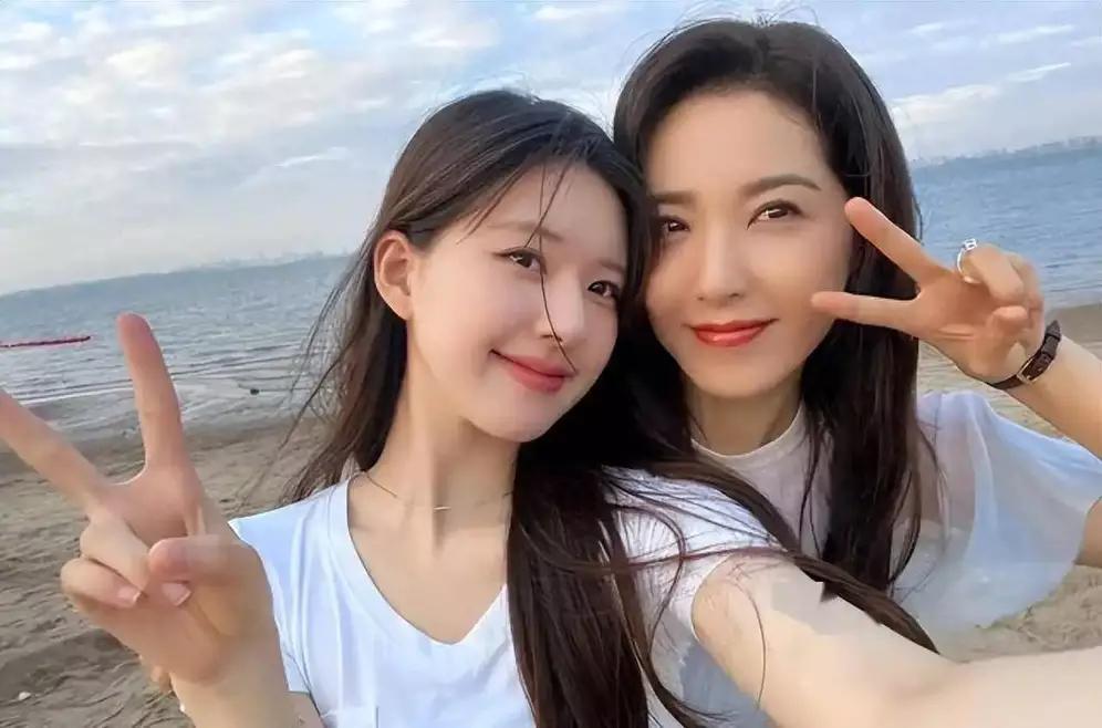 贵州贵阳的刘女士最近生了一个吞金兽。她1岁5个月大的儿子，夜里趁她不注意，把佩戴