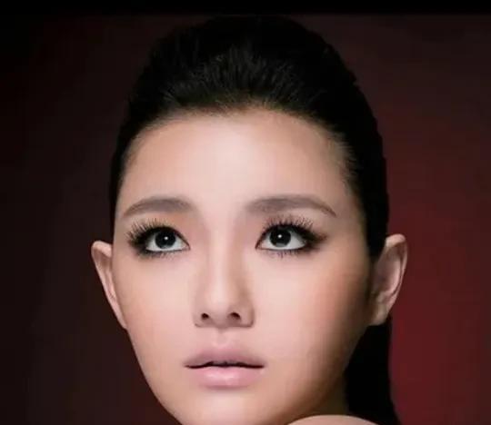 大S曾经对自己的耳朵很自卑，少女时代剪的学生头或留长发都是为了遮住耳朵。她说她