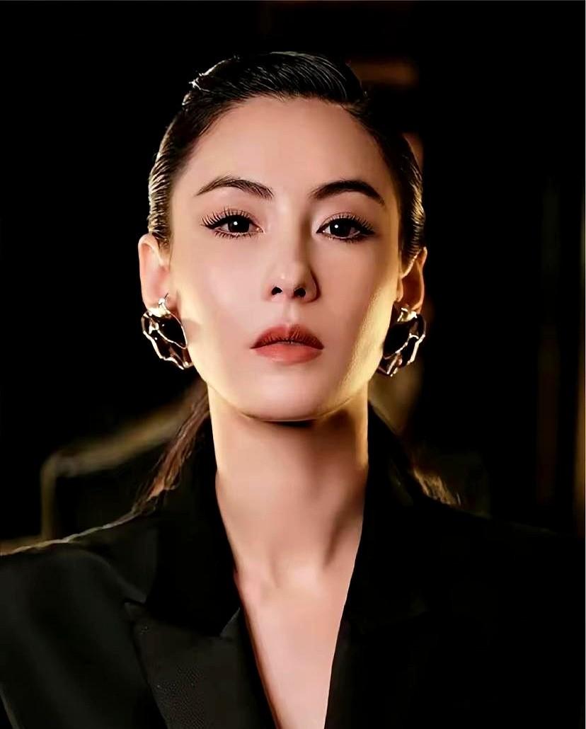 45岁张柏芝把结婚证撕成三份作业纸，每天凌晨两点定闹钟查儿子背英文，她不要男人只