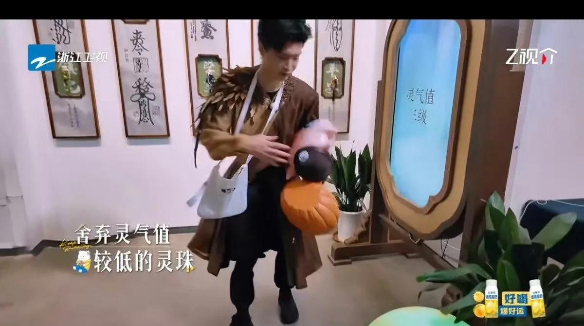 范丞丞《奔跑吧》上演"进货甩卖"大戏，综艺效果直接拉满！在《奔跑吧》灵珠争夺战