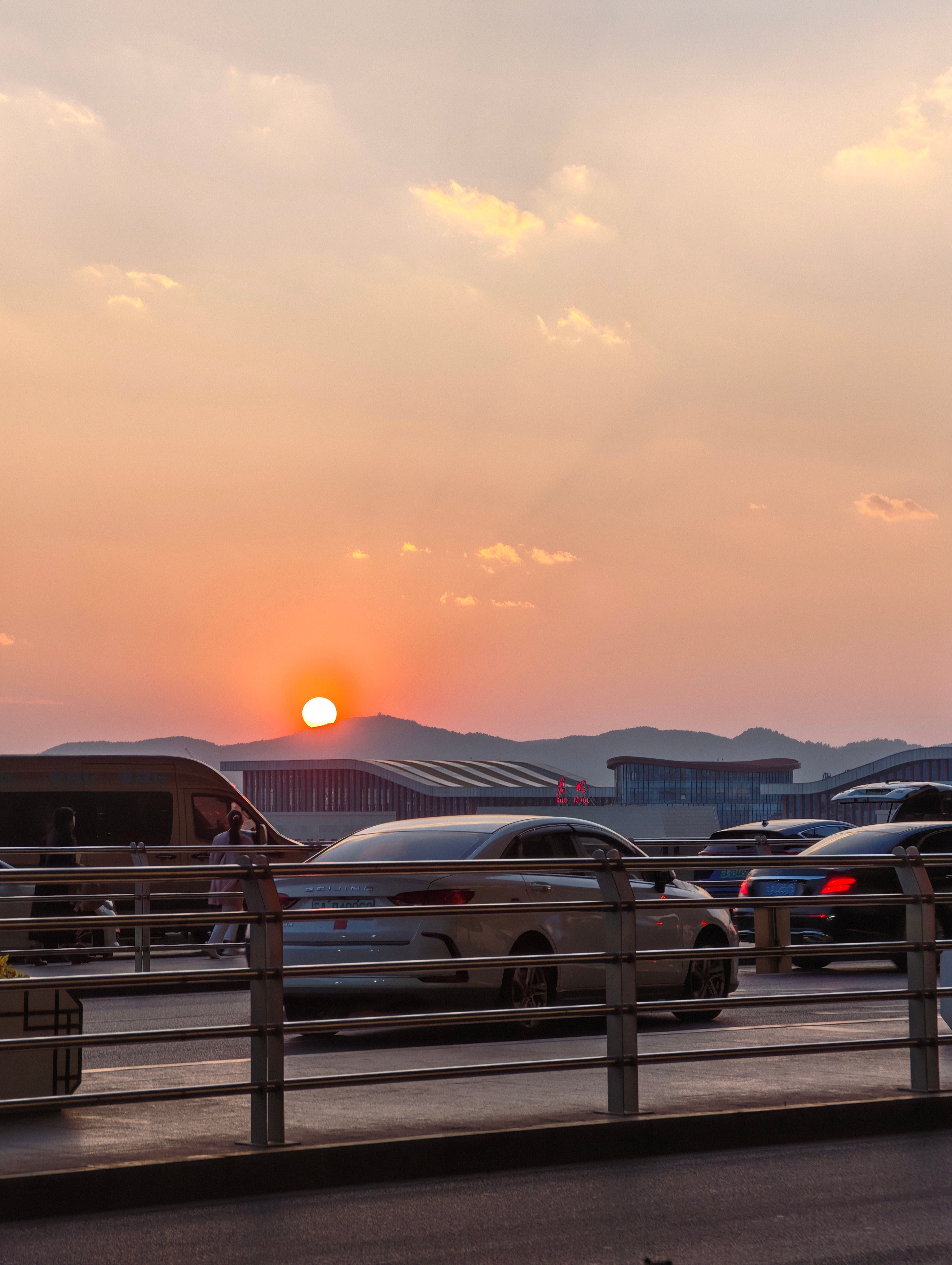 没想到还能回得去上班我差点都准备租车开回家了你们都回去准备上班了吗？