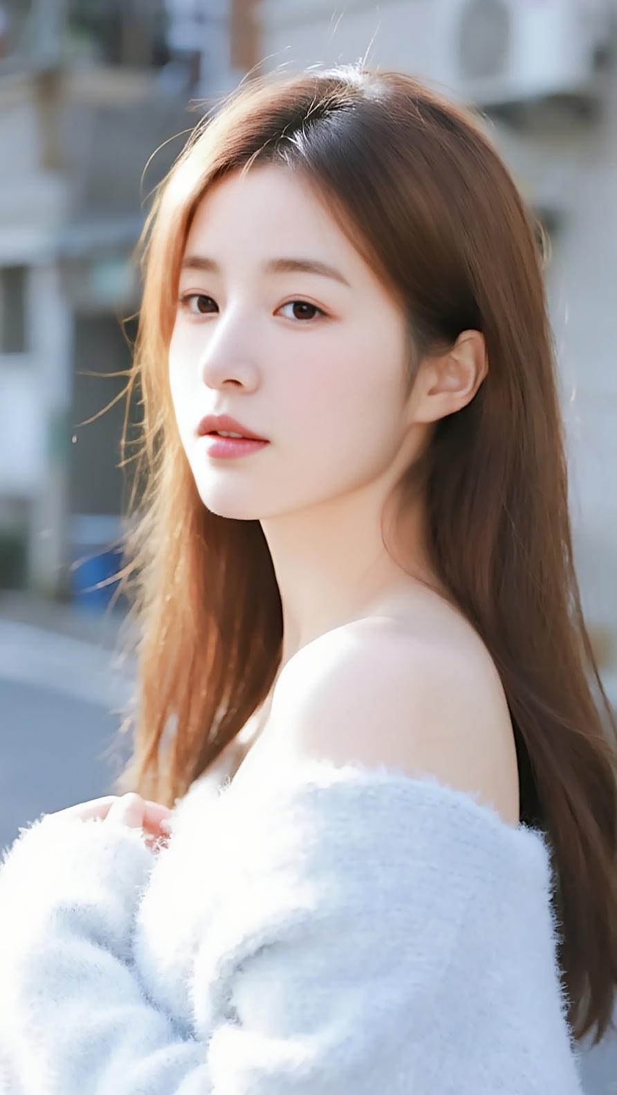 温柔少女，浅笑如风，岁月静好。她轻启朱唇，话语间带着淡淡的诗意，仿佛能抚平世间