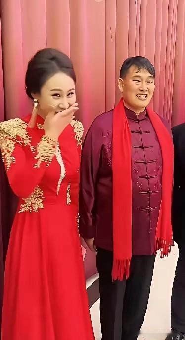 和大将军合影，这位美女高兴坏了！大衣哥能红十几年，有什么秘诀吗？
