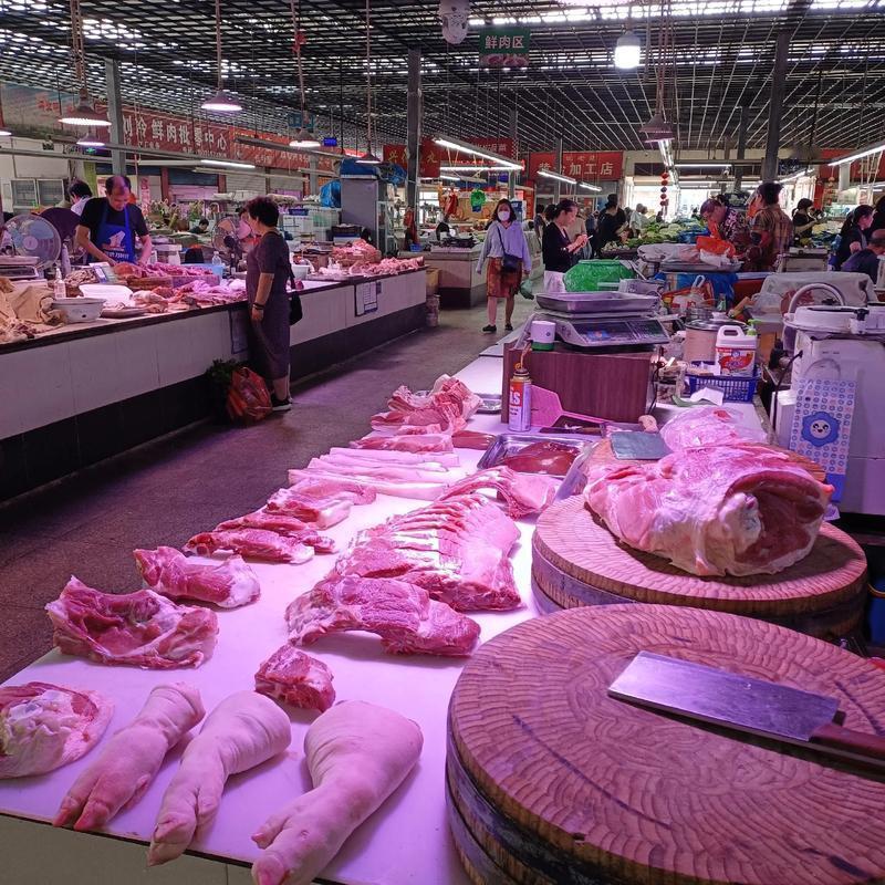 市面的猪肉质量令人担忧现在市场上无论是个体肉店还是超市销售的猪肉，有一个共性