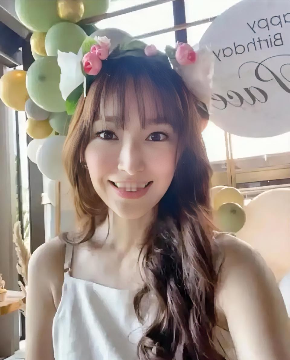 四个孩子。四亿豪宅。没结婚。但生了四个。你看吴佩慈牵着孩子在浅水湾散步。