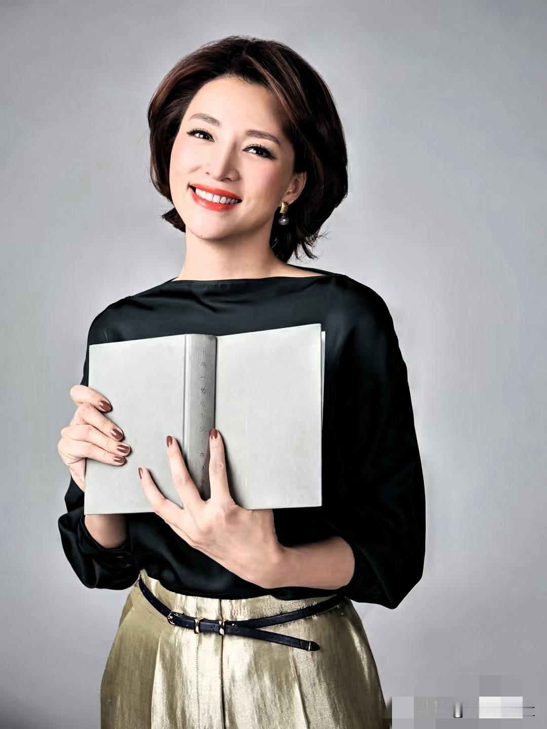 董卿这事儿，看了一圈才明白过来。之前都传她老公出事，她也跟着倒了，又是替夫还