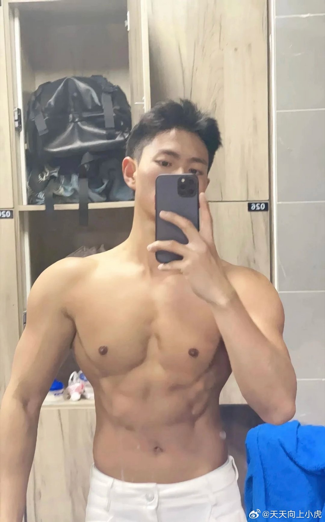 一位售卖内裤的体育生因外形条件在外网走红，也在国内社交平台引发热议。网友调侃其相