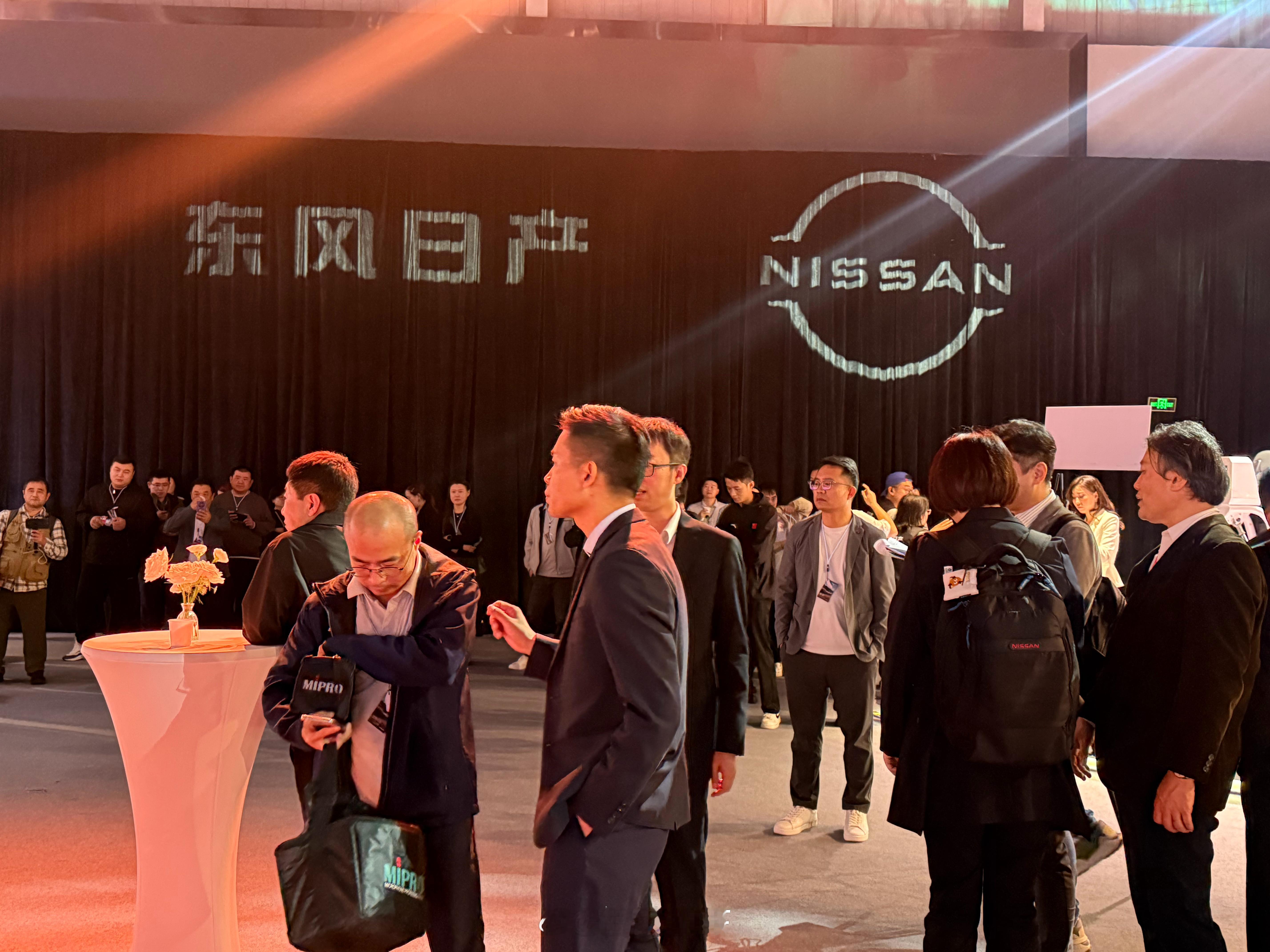 来N6发布会现场啦提了N7看N6就跟看自家孩子一样亲切的很～一会去官方直播间客