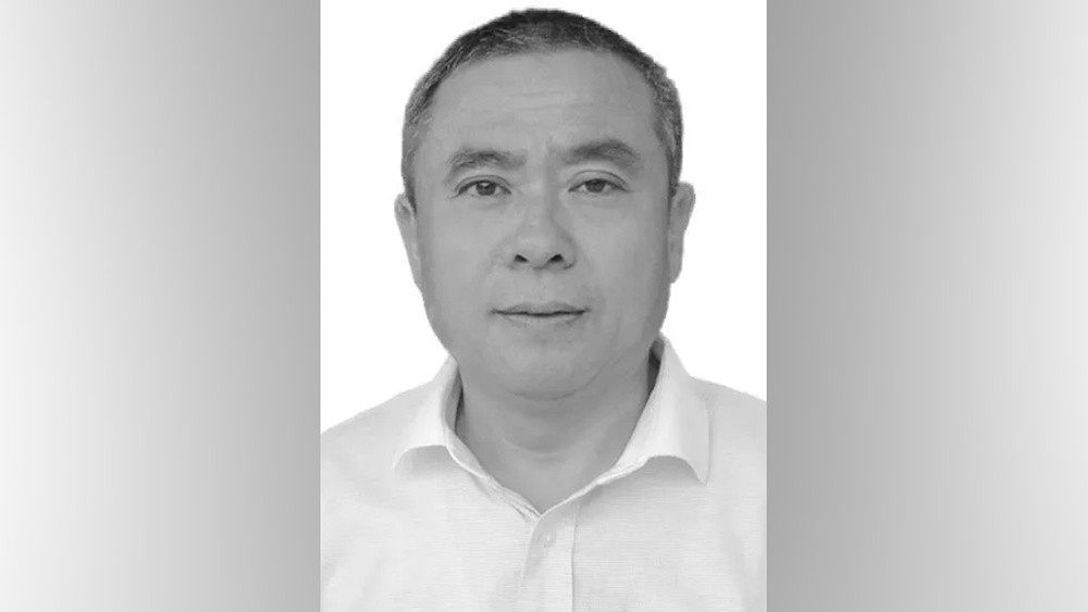 一中学党总支书记查看教学楼屋顶漏水时意外坠楼, 不幸去世, 校方发布讣告