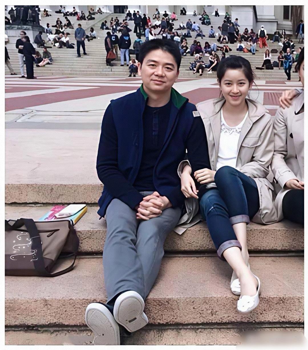 看她当年望向刘强东的眼神，满是藏不住的真切与投入，整个人的状态也透着全然的在意，