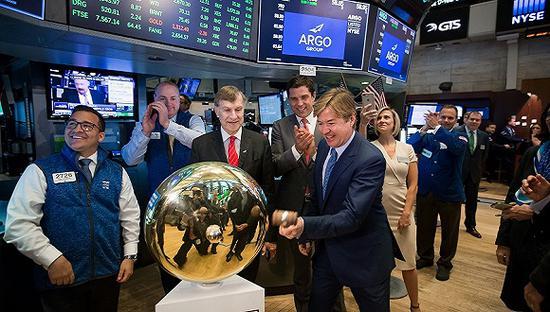 美国穷人连饭都吃不起，富豪却疯狂炫富，真相扎心了。汽油价格疯涨至每加仑4.1