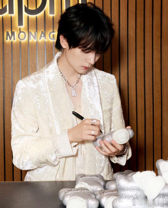 周翊然新加坡生图状态绝佳！五官精致立体，皮肤白皙透亮，白色造型更添清新气质。面对