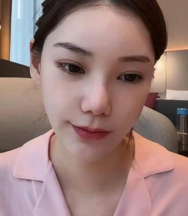 马筱梅爆料自家妈妈给小杨阿姨办签证，很快就办理好了到时候小杨阿姨就可以复工。 