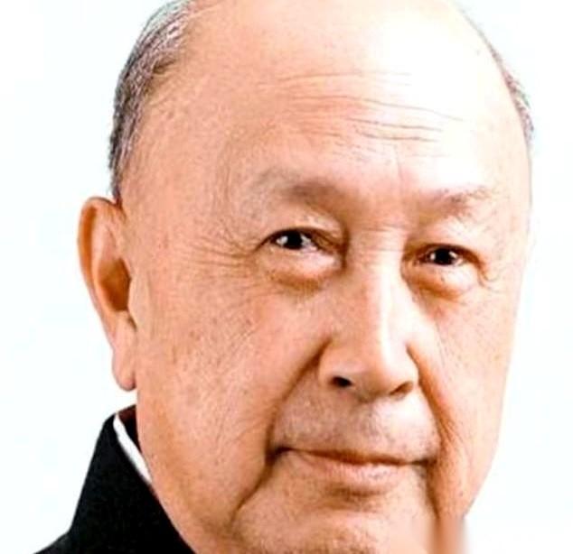 钱学森的筷子尖，悬在鸡肉上半寸，没下去。突然一声吼：“别动！有苦杏仁味！”下