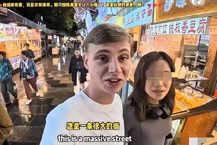 西安麻辣烫女孩事件引发了舆论和网友激烈的讨论。有网友说，这女的，羞先人啊！！