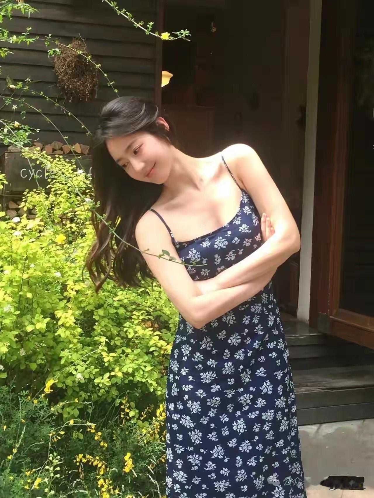 想生活得开心快乐，不用追求惊天动地。通勤时抬头看看行道树的新芽，等红灯时观察云朵