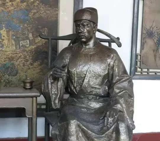 1042年，西夏铁骑突袭泾州。知州滕子京率数千民兵死守孤城，杀牛犒军，血战三日。
