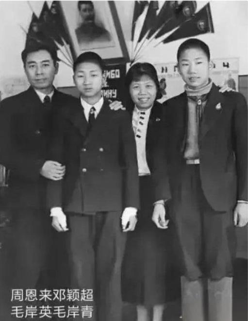 这是一张极其珍贵的历史照片，周公与邓大姐和毛岸英、毛岸青两兄弟的合照，他们都是值